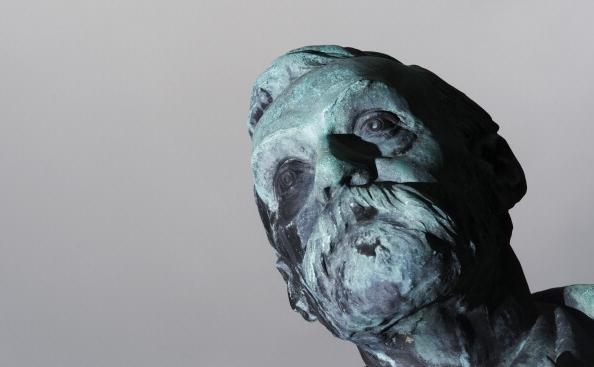 O fotografie a statuii lui Alfred Nobel de la Institutul Karolinska din Stockholm.