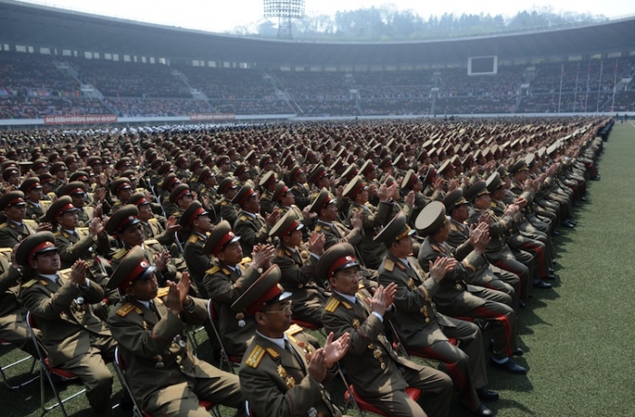 Ofiţeri nord coreeni aplaudând la comandă cu ocazia unei cuvântări a noului lider nord coreean Jong Un, Phenian, aprilie 2012
