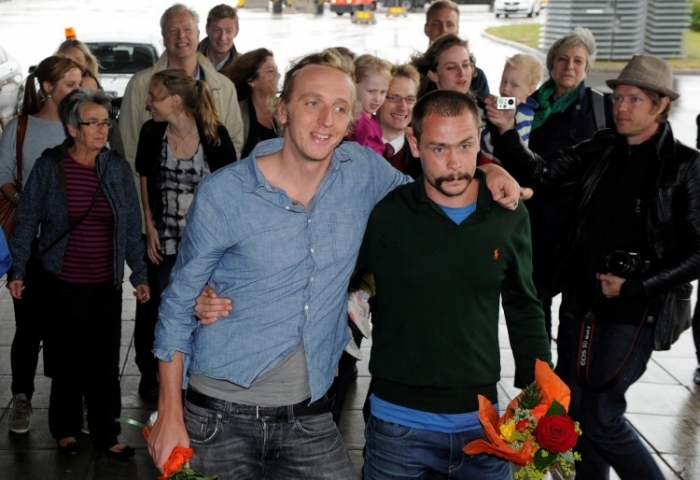 Reporterii suedezi, Martin Schibbye (stânga) şi Johan Persson la sosirea pe Aeroportul Arlanda din Stockholm, pe 14 septembrie. (Anders Wiklund / AFP / GettyImages)