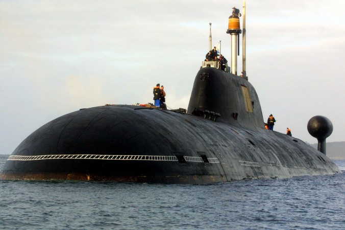 O imagine făcută în portul Brest din vestul Franţei, la 21 septembrie 2004, prezintă submarinul nuclear rus Vepr al Proiectului 971 de tip Shchuka-B. (FRED TANNEAU / AFP / Getty Images)