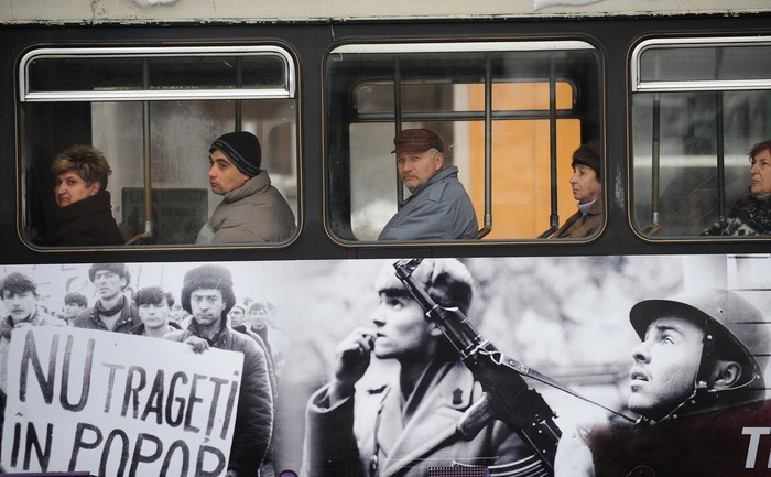 Pe un tramvai sunt afişate poze ce înfăţişează căteva momente timişorene ale Revoluţiei din 1989.