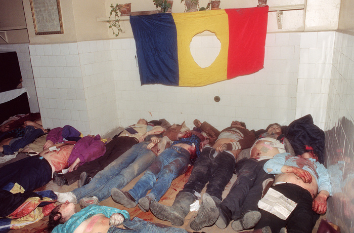 Cadavre ale victimelor Revoluţiei din decembrie 1989 (AFP/Getty Images)