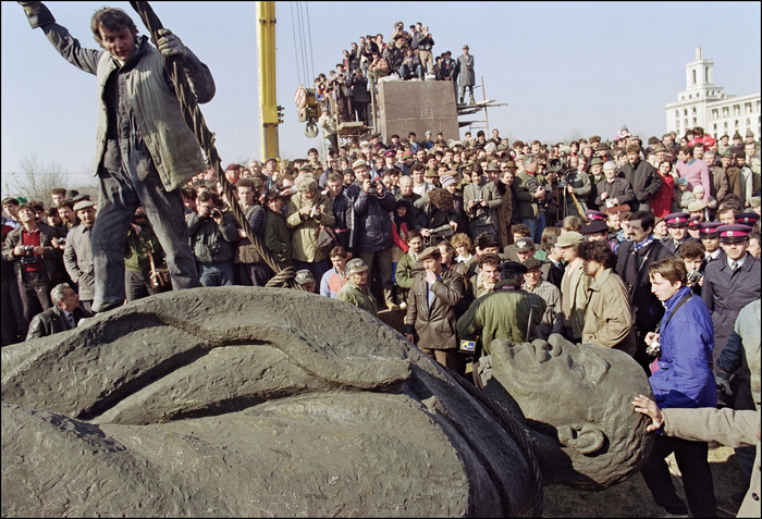 Lenin, coborât de pe piedestal la Bucureşti. Piaţa Scânteii 5 martie 1990 (ANDRE DURAND / AFP / Getty Images)