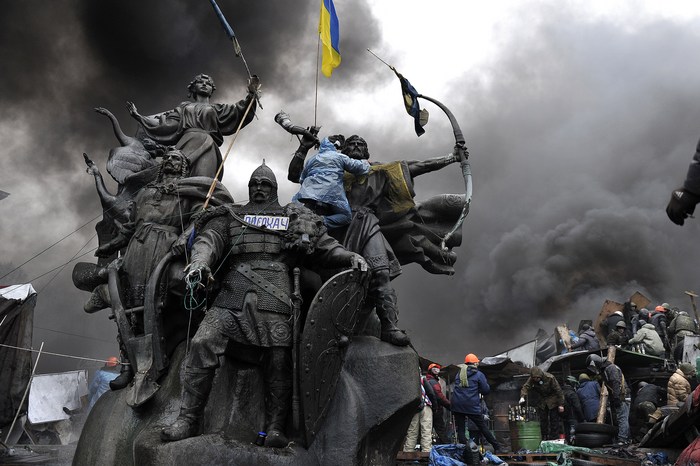 Trecut şi prezent eroic la Kiev, 20 februarie 2014 (LOUISA GOULIAMAKI / AFP / Getty Images)