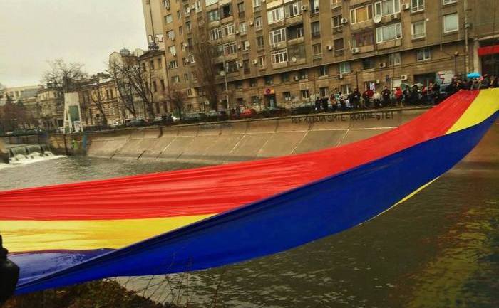 Pod tricolor peste Dâmboviţa, Bucureşti, 24 ianuarie 2015. (Facebook)