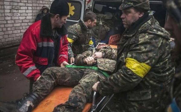

Un soldat ucrainean rănit în luptele de lângă Debalţeve este transportat pe o targă pentru a primi îngrijiri medicale, 2 februarie 2015.

  (Captură Foto)