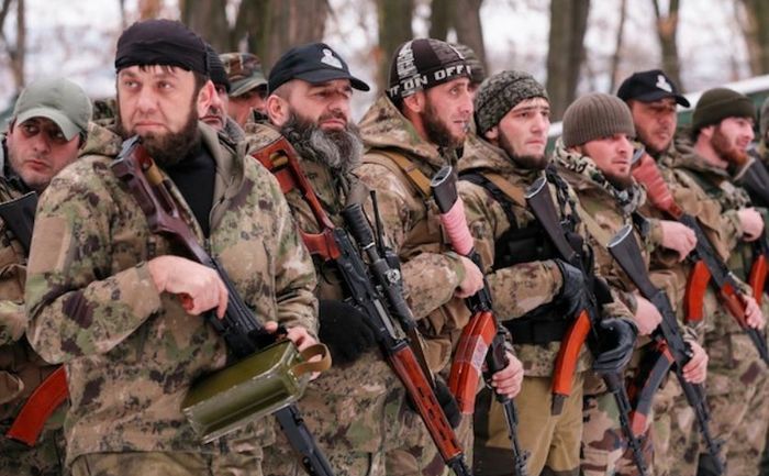 Separatişti  ai batalionului cecen “Moartea” participă la un exerciţiu de pregătire  în teritoriul controlat de autoproclamata Republică Populară Doneţk. (Captură Foto)