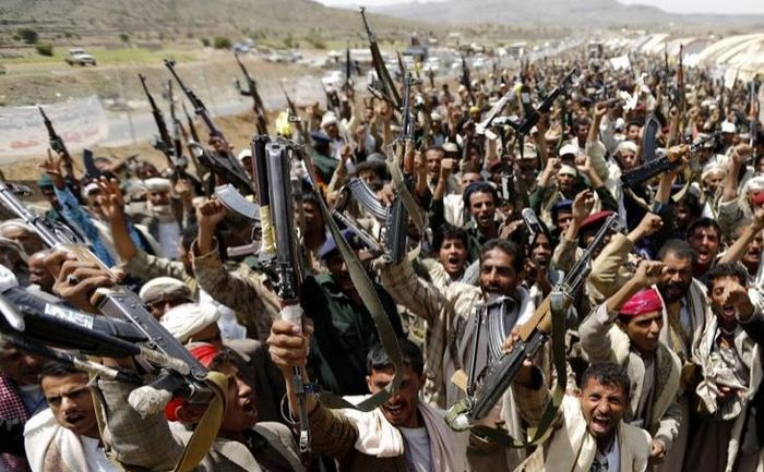 Rebeli Houthi îşi flutură armele în apropiere de capitala Yemenului, Sana’a. (Captură Foto)