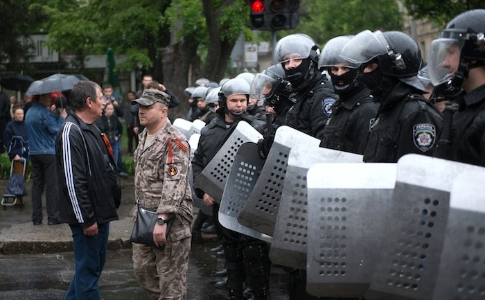 Un militant pro-rus stă în faţa unui cordon de poliţişti în Odesa, 4 mai 2014.