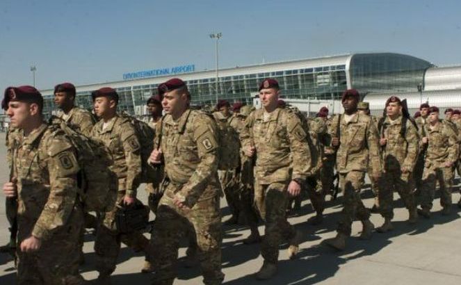Soldaţi americani ai Brigăzii 173 Aeropurtate sosesc în Ucraina. (Captură Foto)