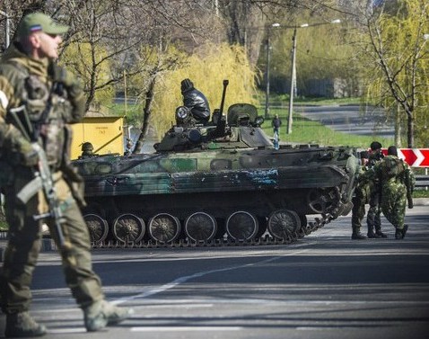 Soldaţi separatişti pro-ruşi stau de pază la un punct de control în Doneţk, 23 aprilie 2015. (Captură Foto)