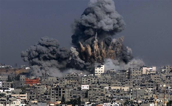 Fum negru se ridică la cer după un atac al armatei israeliene în orasul Gaza în 29 iulie 2014. (Captură Foto)