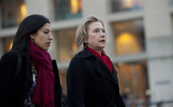 Fostul secretar de stat Hillary Clinton (dr) şi consiliera ei Huma Abedin. (Captură Foto)