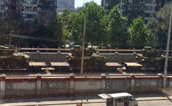 Tancuri chineze transportate pe cale ferată trec prin oraşul chinez Yanji. (Captură Foto)