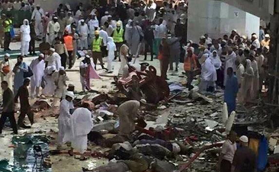 O macara s-a prăbuşit peste Marea Moscheea din Mecca. (facebook.com)