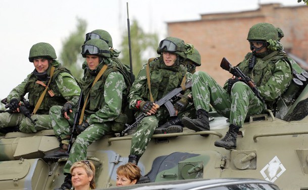 Separatişti pro-ruşi stau pe un blindat în regiunea Doneţk, 7 septembrie 2015.