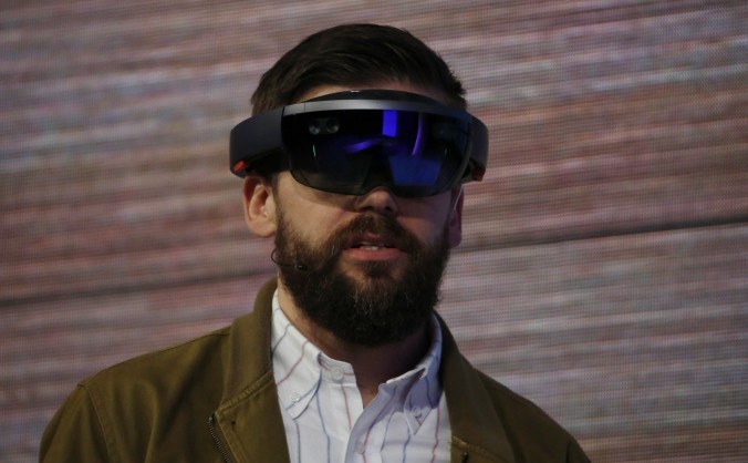 Microsoft a anunţat în aprilie HoloLens