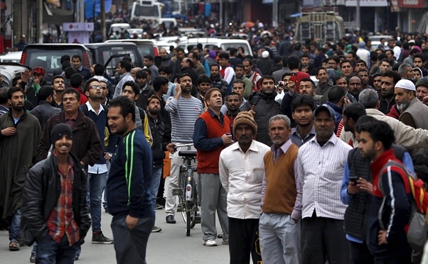 Oamenii au ieşit pe străzi în Srinigar după cutremurul de pământ care s-a simţit în Afganistan, India şi Pakistan, 26 octombrie 2015.
