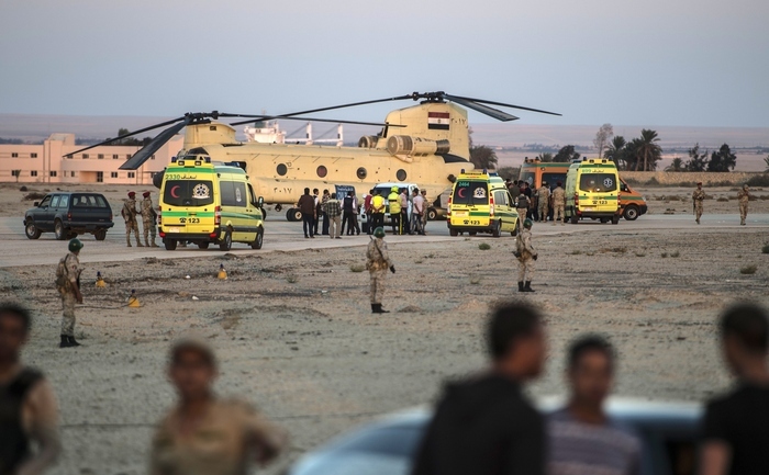 Ambulanţe egiptene aduc rămăşiţele victimelor incidentului aviatic din Peninsula Sinai la baza militarp Kabret, lângă Canalul Suez 31 octombrie 2015. 