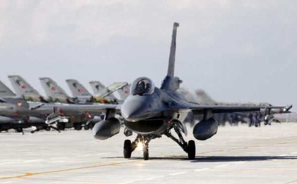 Un avion F16 al forţelor aeriene turceşti.