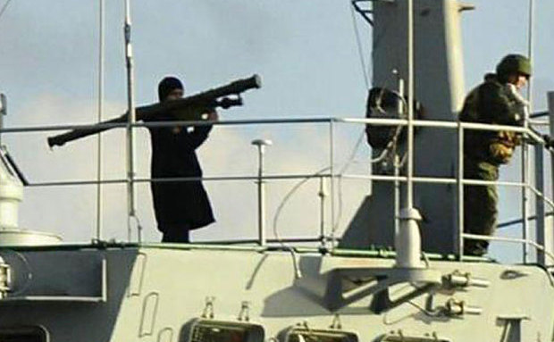 Fotografie difuzată de NTV în care un soldat rus ţine pe umeri un lansator de rachete în timp ce nava sa trece prin Istanbul.