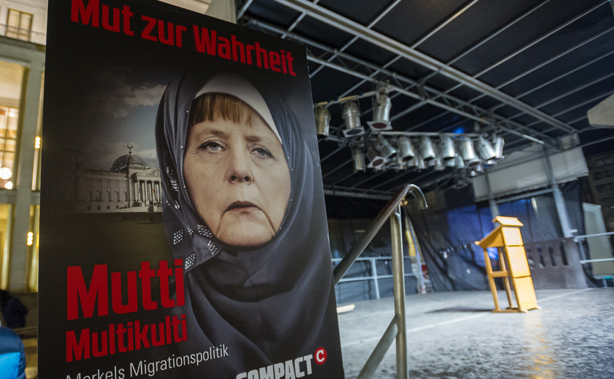 Banner cu Angela Merkel la un miting Legida, o mişcare din Leipzig, inspirată de PEGIDA (din Dresda) 