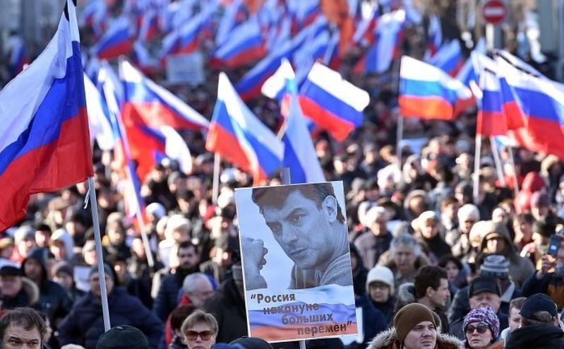 Mii de ruşi comemoreaza aniversarea unui an de la asinarea lui Boris Nemţov la Moscova, 27 februarie 2016.