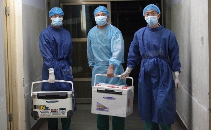 Medici chinezi cărând recipiente cu organe transplantate la un spital din provincia Henan, 16 august 2012 