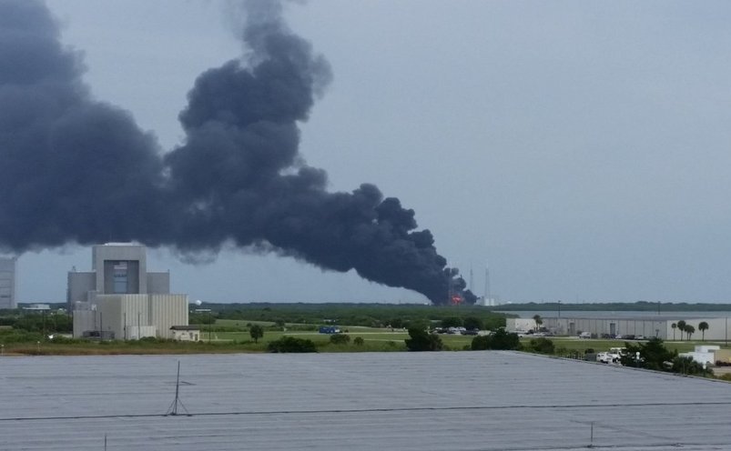 Khói đen bốc lên từ Cape Canaveral, Florida, ngày 1 tháng 9, 2016. (Ảnh chụp màn hình) 